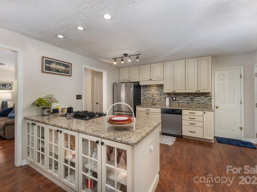 26 Foxberry Drive, Arden, NC 28704.  MLS# CAR4325945, YatesRealty ID 978. Kitchen