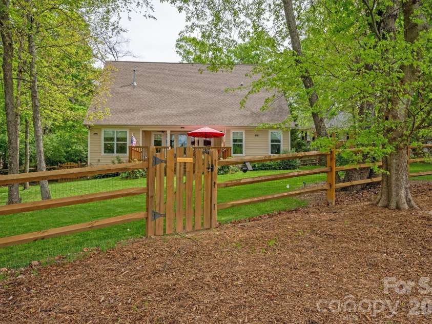 3629 Chilham Place, Charlotte, NC 28226.  MLS# CAR4366642, YatesRealty ID 9786. 