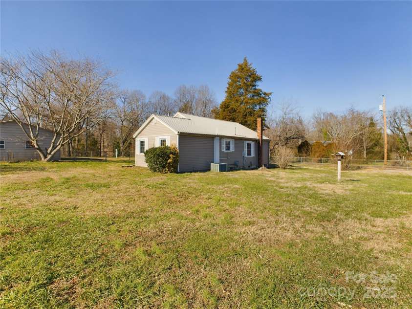 117 Mardon Lane, Statesville, NC 28677.  MLS# CAR4211771, YatesRealty ID 979. 