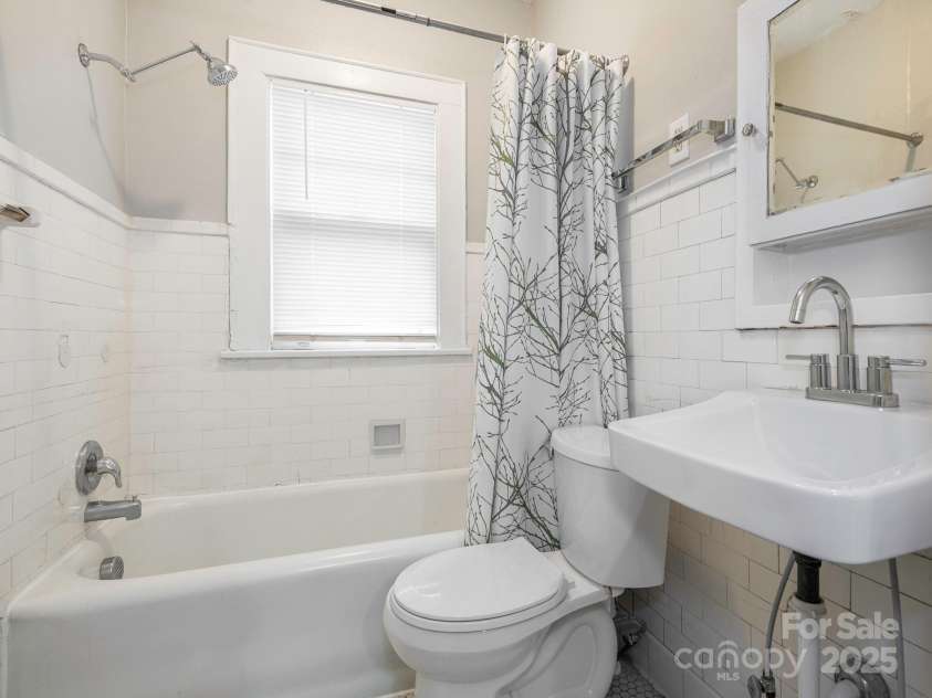 1512 Sunnyside Avenue, Charlotte, NC 28204.  MLS# CAR4249506, YatesRealty ID 9791. Unit 3 - Bathroom