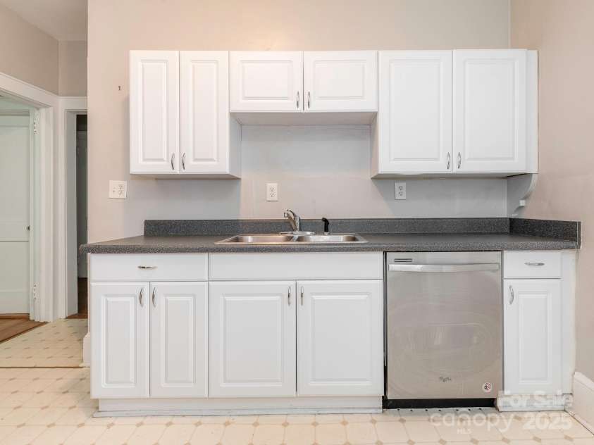 1512 Sunnyside Avenue, Charlotte, NC 28204.  MLS# CAR4249506, YatesRealty ID 9791. Unit 3 - Kitchen