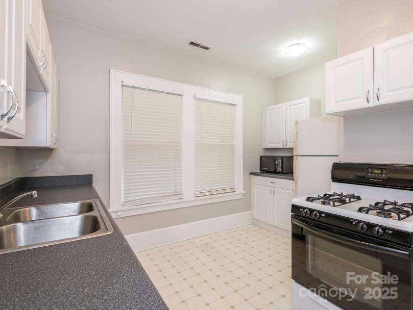 1512 Sunnyside Avenue, Charlotte, NC 28204.  MLS# CAR4249506, YatesRealty ID 9791. Unit 3 - Kitchen