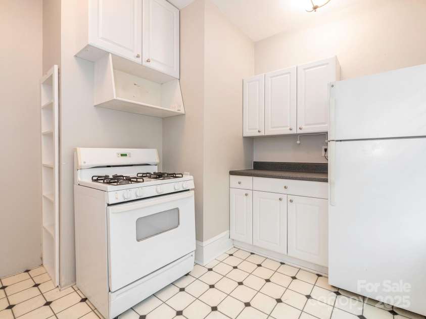1512 Sunnyside Avenue, Charlotte, NC 28204.  MLS# CAR4249506, YatesRealty ID 9791. Unit 4 - Kitchen
