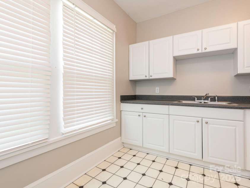 1512 Sunnyside Avenue, Charlotte, NC 28204.  MLS# CAR4249506, YatesRealty ID 9791. Unit 4 - Kitchen