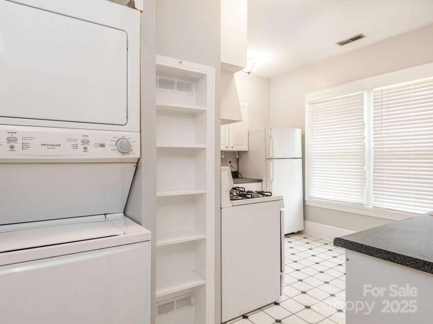 1512 Sunnyside Avenue, Charlotte, NC 28204.  MLS# CAR4249506, YatesRealty ID 9791. Unit 4 - Kitchen