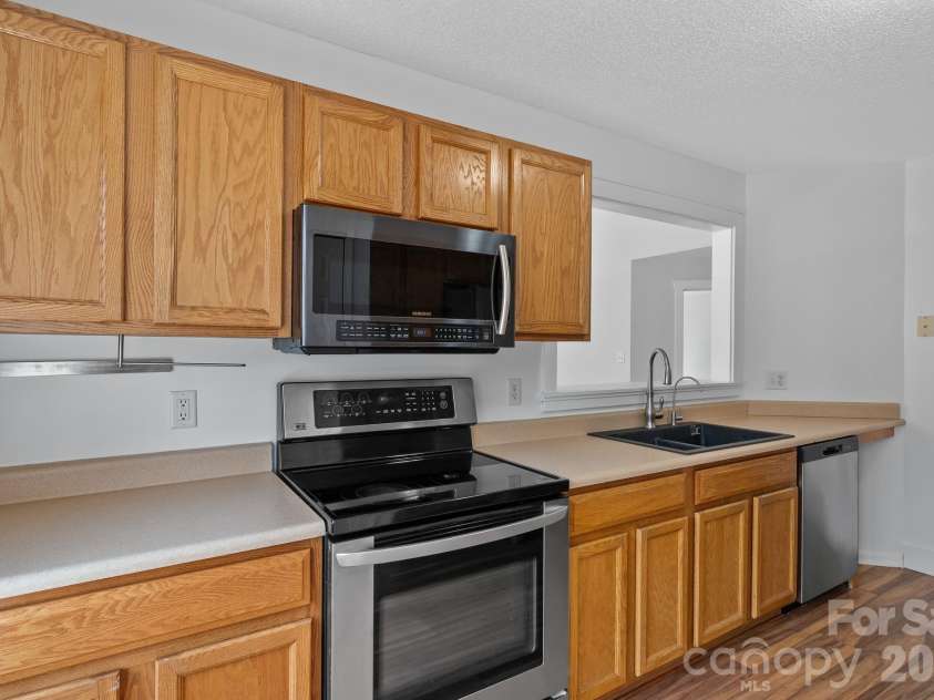 73 Creeks End Circle, Mills River, NC 28759.  MLS# CAR4365909, YatesRealty ID 9791. Ample Cabinetry