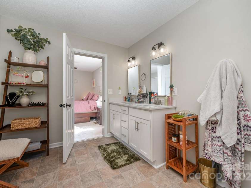 1123 Golden Maple Lane, Chester, SC 29706.  MLS# CAR4191301, YatesRealty ID 9799. 