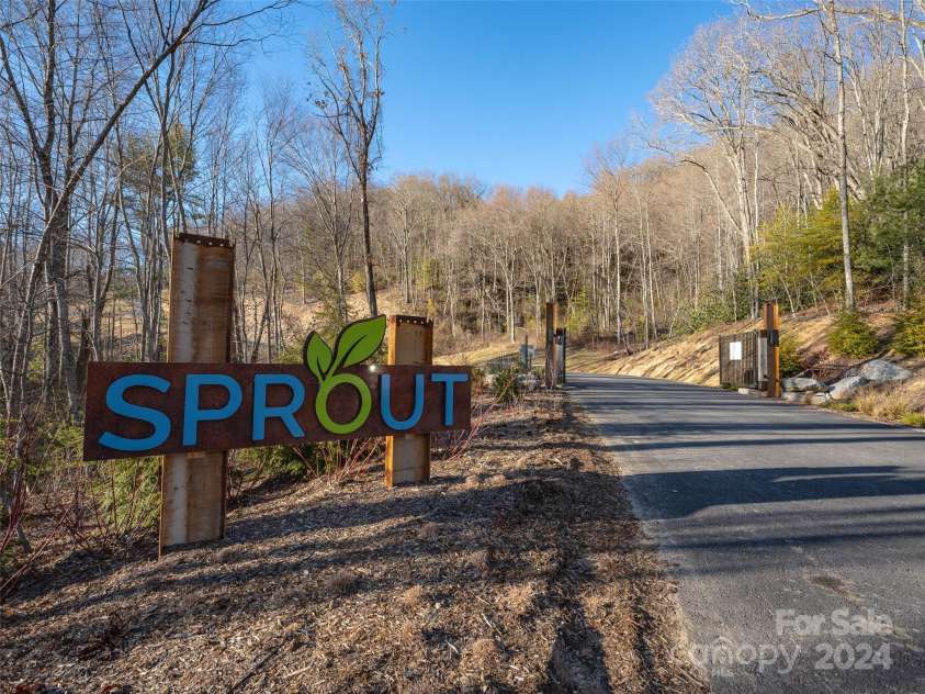 63 Summit Trail Drive, Hendersonville, NC 28792.  MLS# CAR4136212, YatesRealty ID 98. 