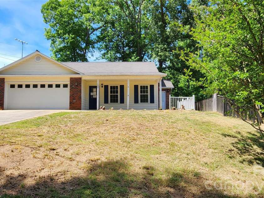 200 Park Place, Morganton, NC 28655.  MLS# CAR4367466, YatesRealty ID 9800. All one level home