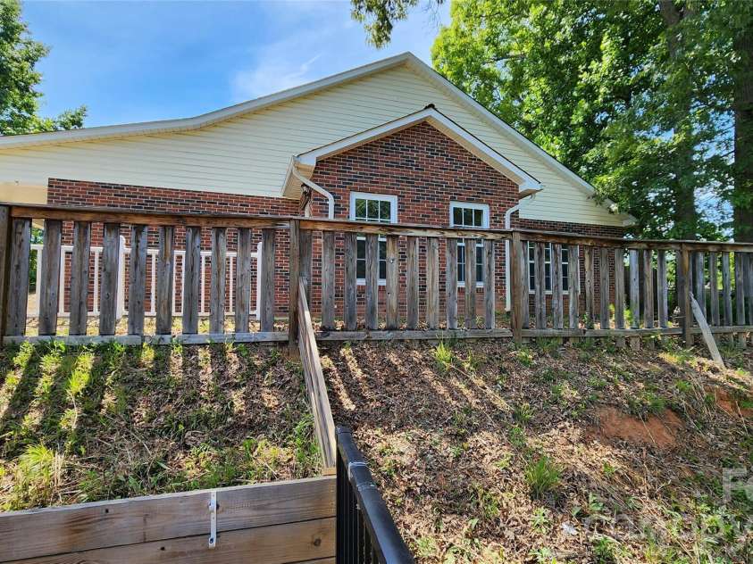 200 Park Place, Morganton, NC 28655.  MLS# CAR4367466, YatesRealty ID 9800. Right side yard