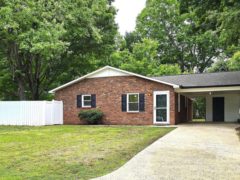 11 10th Avenue, Maiden, NC 28650.  MLS# CAR4253345, YatesRealty ID 9803. 