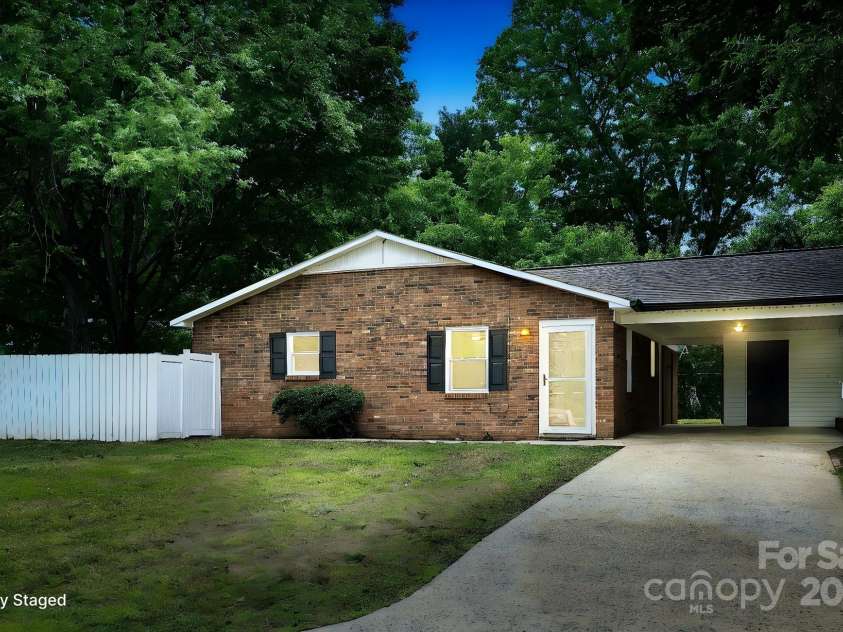 11 10th Avenue, Maiden, NC 28650.  MLS# CAR4253345, YatesRealty ID 9803. 