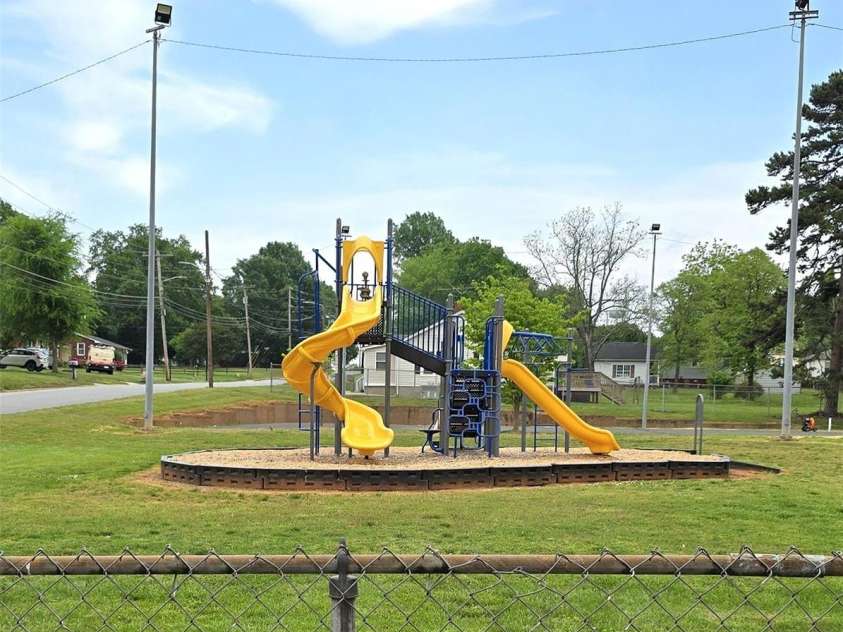 11 10th Avenue, Maiden, NC 28650.  MLS# CAR4253345, YatesRealty ID 9803. 