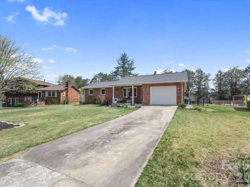 180 Fisher Road, Brevard, NC 28712.  MLS# CAR4365104, YatesRealty ID 9803. 