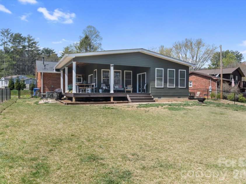 180 Fisher Road, Brevard, NC 28712.  MLS# CAR4365104, YatesRealty ID 9803. 