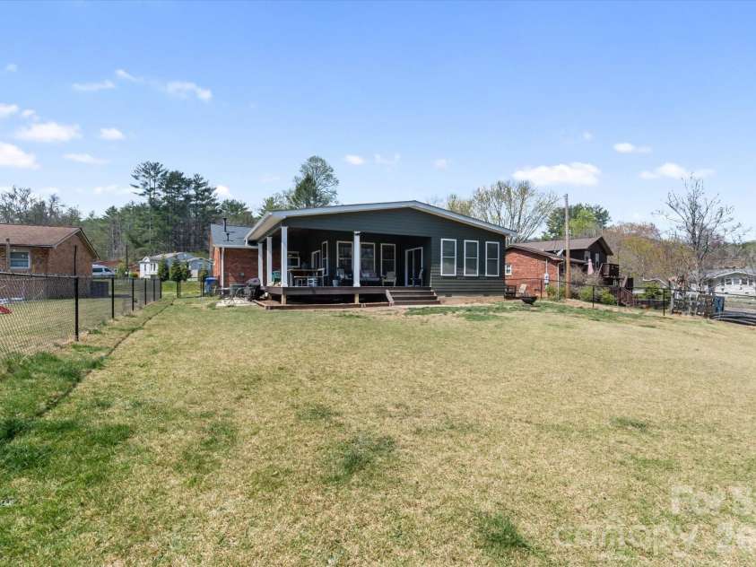 180 Fisher Road, Brevard, NC 28712.  MLS# CAR4365104, YatesRealty ID 9803. 