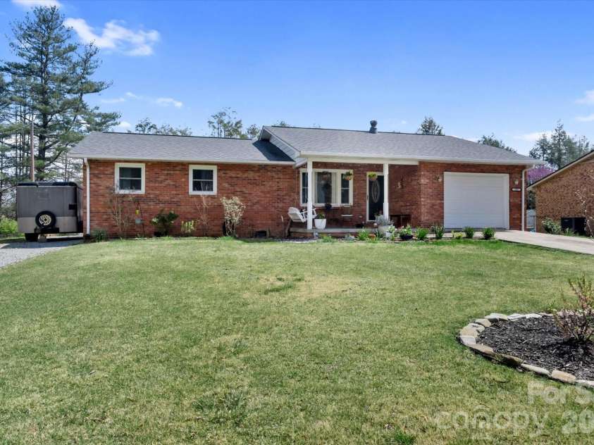 180 Fisher Road, Brevard, NC 28712.  MLS# CAR4365104, YatesRealty ID 9803. 