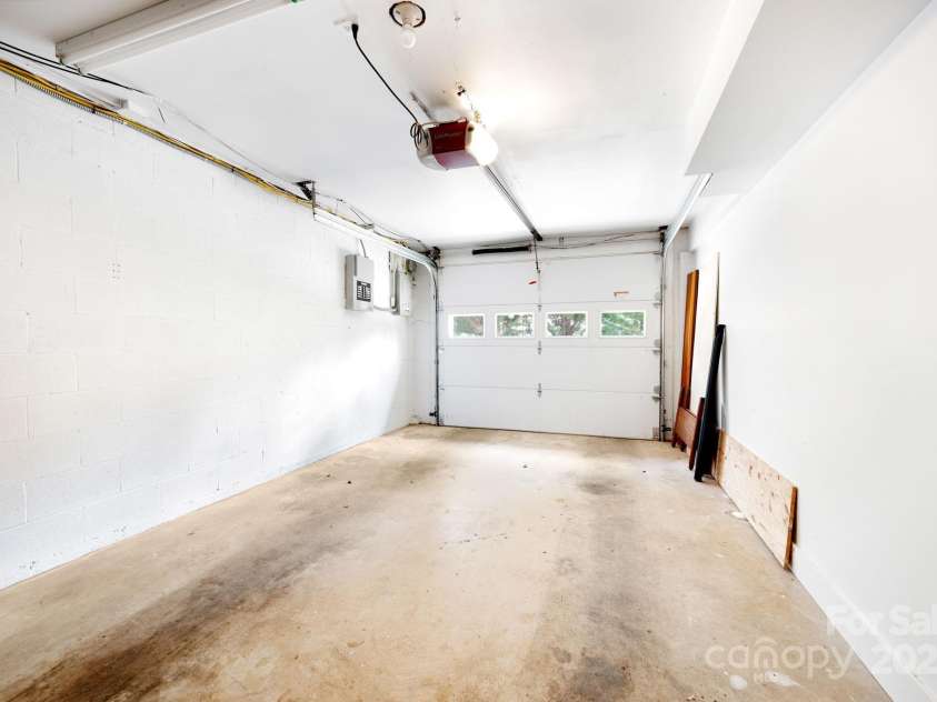 36 Brookcliff Drive, Asheville, NC 28804.  MLS# CAR4235948, YatesRealty ID 9808. Convenient Attached Garage