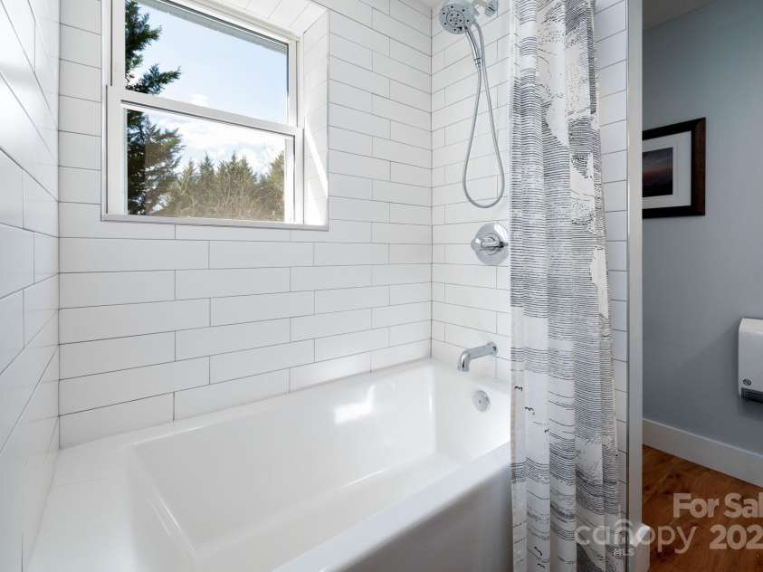 36 Brookcliff Drive, Asheville, NC 28804.  MLS# CAR4235948, YatesRealty ID 9808. Tiled Shower + Tub