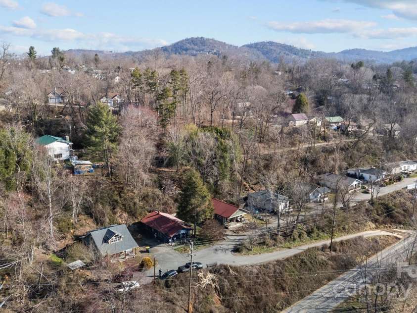 13 Norton Drive, Asheville, NC 28804.  MLS# CAR4231998, YatesRealty ID 9809. 