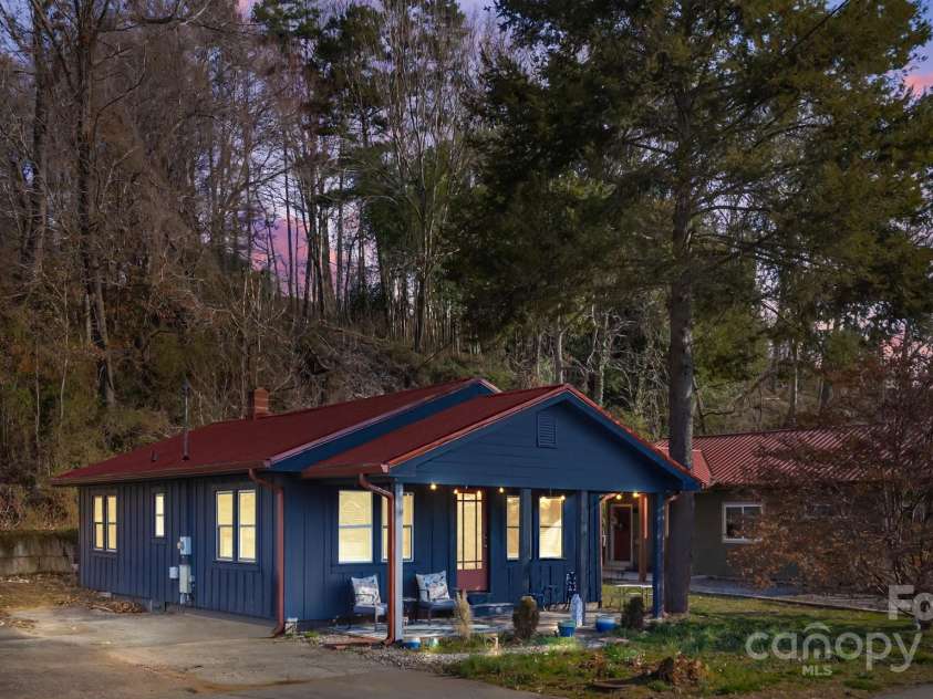 13 Norton Drive, Asheville, NC 28804.  MLS# CAR4231998, YatesRealty ID 9809. 