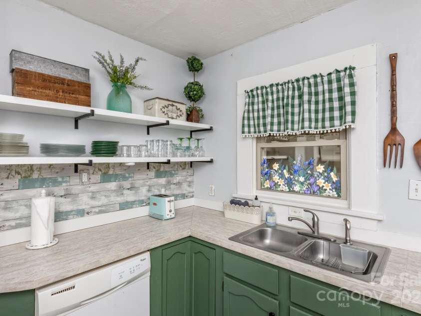 13 Norton Drive, Asheville, NC 28804.  MLS# CAR4309428, YatesRealty ID 9809. 