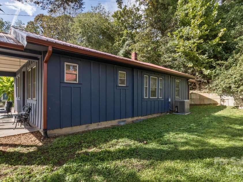 13 Norton Drive, Asheville, NC 28804.  MLS# CAR4309428, YatesRealty ID 9809. 