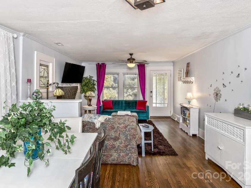 13 Norton Drive, Asheville, NC 28804.  MLS# CAR4309428, YatesRealty ID 9809. Open floor plan 