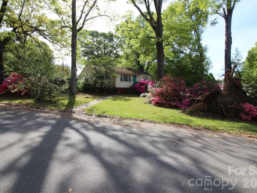 3300 Maywood Drive, Charlotte, NC 28205.  MLS# CAR4367772, YatesRealty ID 9809. 