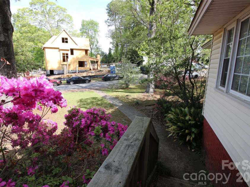 3300 Maywood Drive, Charlotte, NC 28205.  MLS# CAR4367772, YatesRealty ID 9809. 