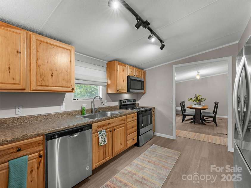 25 Overbrook Drive, Saluda, NC 28773.  MLS# CAR4306681, YatesRealty ID 981. Kitchen facing dining area.