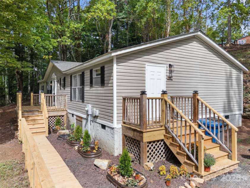 25 Overbrook Drive, Saluda, NC 28773.  MLS# CAR4306681, YatesRealty ID 981. New walkway, side porch, deck and adorable landscaping.