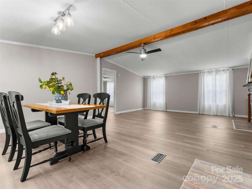 25 Overbrook Drive, Saluda, NC 28773.  MLS# CAR4306681, YatesRealty ID 981. This home looks like new with new floors, wall finishes and paint. Immaculate too.