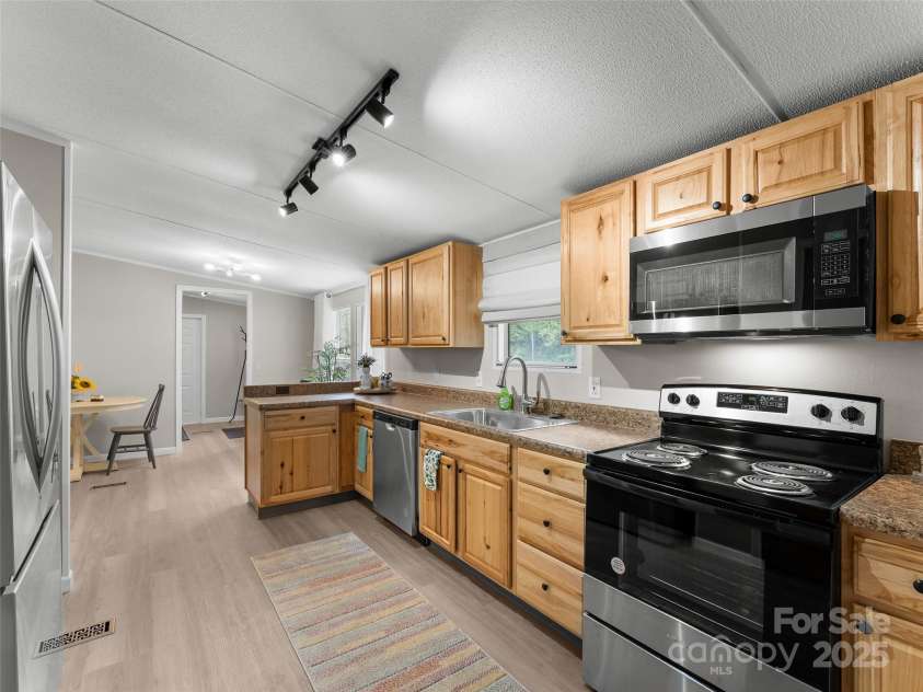 25 Overbrook Drive, Saluda, NC 28773.  MLS# CAR4306681, YatesRealty ID 981. This kitchen, like the entire house, is fresh and clean!