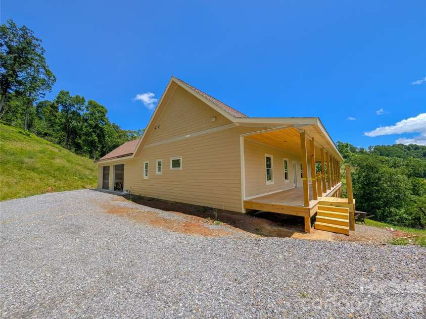 338 Majestic Mountain Drive, Burnsville, NC 28714.  MLS# CAR4277521, YatesRealty ID 981. 