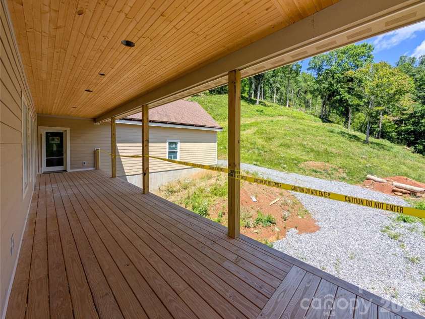 338 Majestic Mountain Drive, Burnsville, NC 28714.  MLS# CAR4277521, YatesRealty ID 981. 