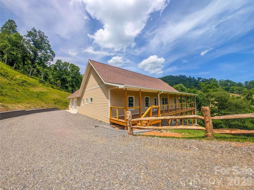 338 Majestic Mountain Drive, Burnsville, NC 28714.  MLS# CAR4277521, YatesRealty ID 981. 