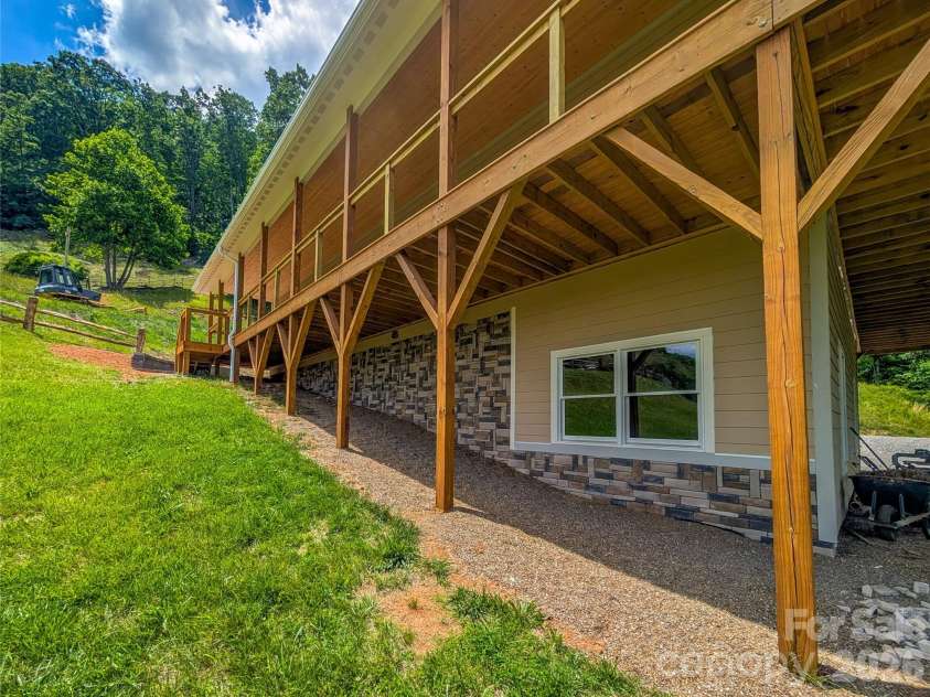338 Majestic Mountain Drive, Burnsville, NC 28714.  MLS# CAR4277521, YatesRealty ID 981. 