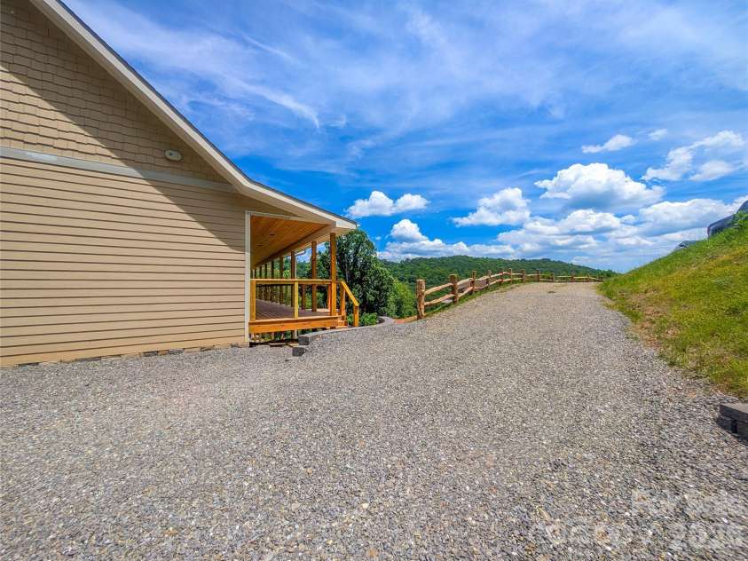 338 Majestic Mountain Drive, Burnsville, NC 28714.  MLS# CAR4277521, YatesRealty ID 981. 