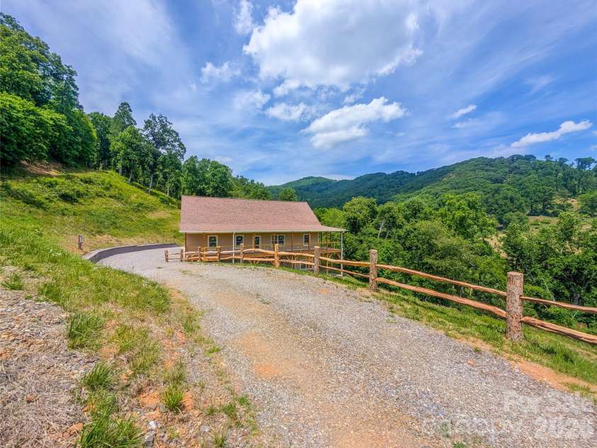 338 Majestic Mountain Drive, Burnsville, NC 28714.  MLS# CAR4277521, YatesRealty ID 981. 