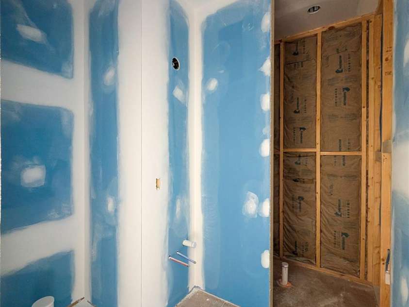 338 Majestic Mountain Drive, Burnsville, NC 28714.  MLS# CAR4277521, YatesRealty ID 981. Full Bathroom off from Great Room on main level