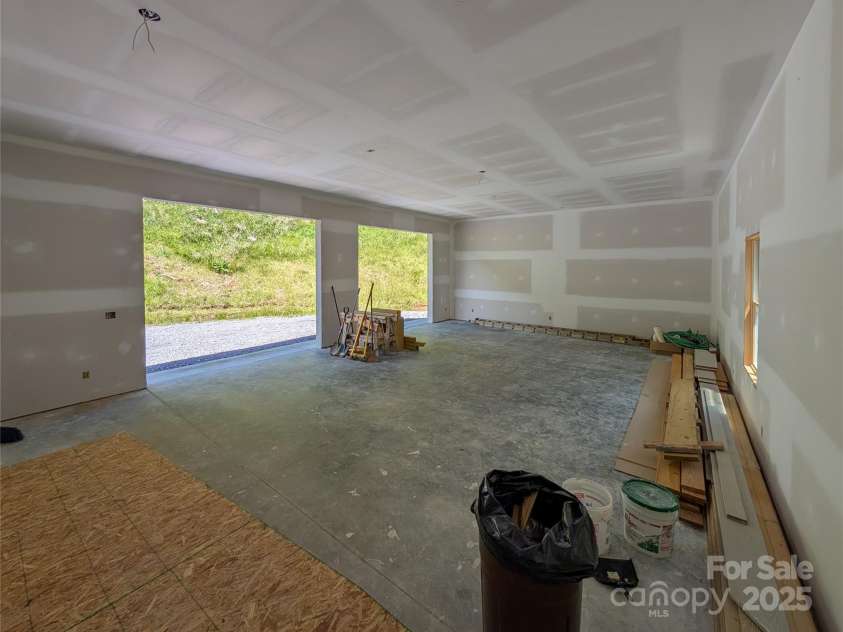 338 Majestic Mountain Drive, Burnsville, NC 28714.  MLS# CAR4277521, YatesRealty ID 981. Garage