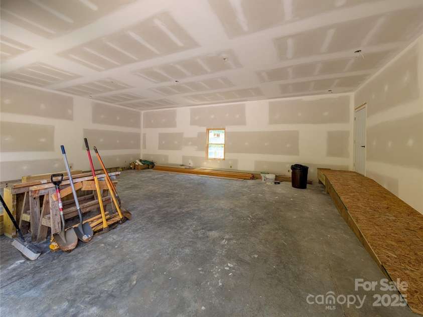 338 Majestic Mountain Drive, Burnsville, NC 28714.  MLS# CAR4277521, YatesRealty ID 981. Garage