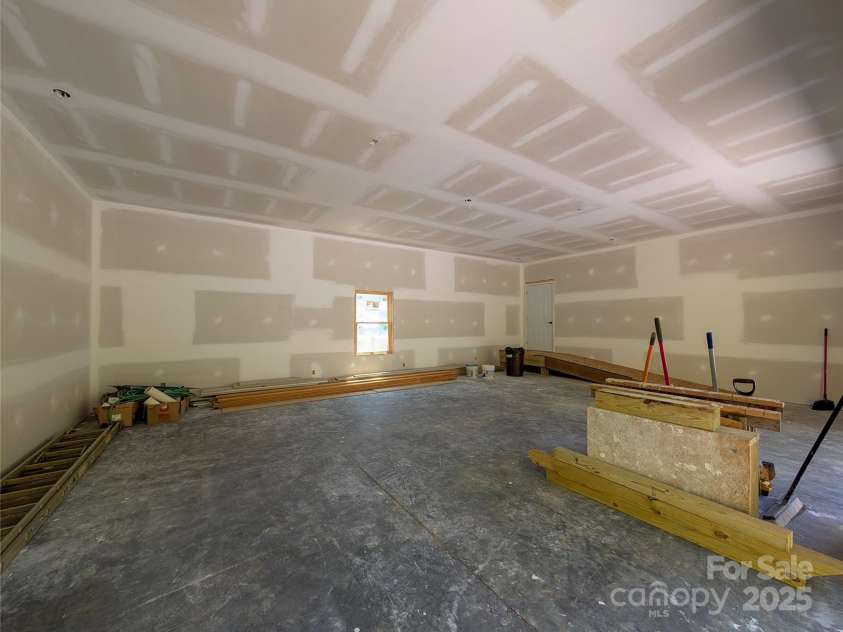338 Majestic Mountain Drive, Burnsville, NC 28714.  MLS# CAR4277521, YatesRealty ID 981. Garage