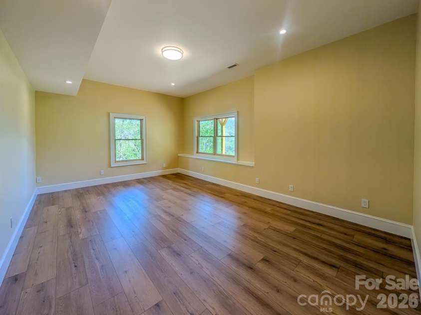 338 Majestic Mountain Drive, Burnsville, NC 28714.  MLS# CAR4277521, YatesRealty ID 981. Spacious fully finished bedroom with en-suite with abundant natural light, beautiful mountain views, large walk-in closet & more. 