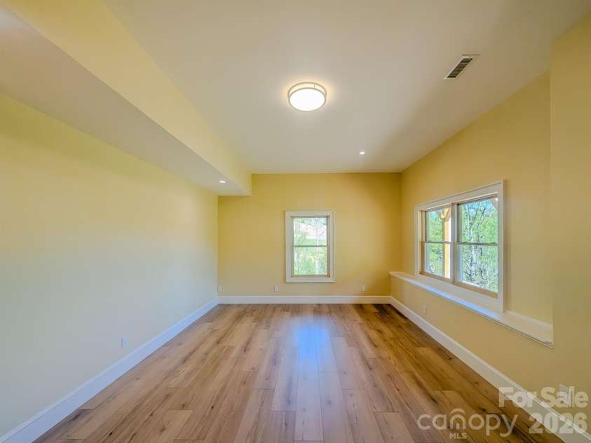 338 Majestic Mountain Drive, Burnsville, NC 28714.  MLS# CAR4277521, YatesRealty ID 981. Spacious fully finished bedroom with en-suite with abundant natural light, beautiful mountain views, large walk-in closet & more. 