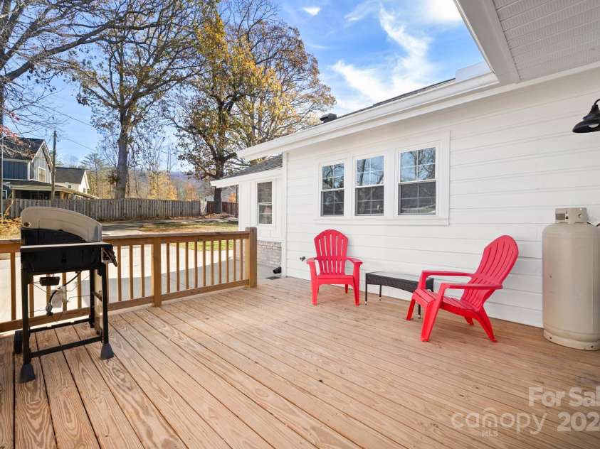 28 Kingsley Way, Asheville, NC 28803.  MLS# CAR4166970, YatesRealty ID 9811. 