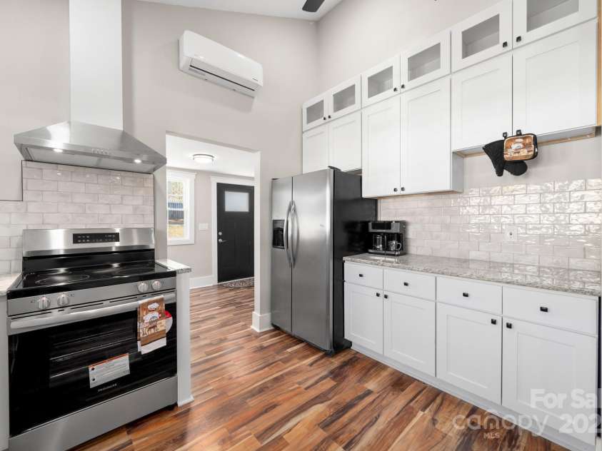 28 Kingsley Way, Asheville, NC 28803.  MLS# CAR4166970, YatesRealty ID 9811. 