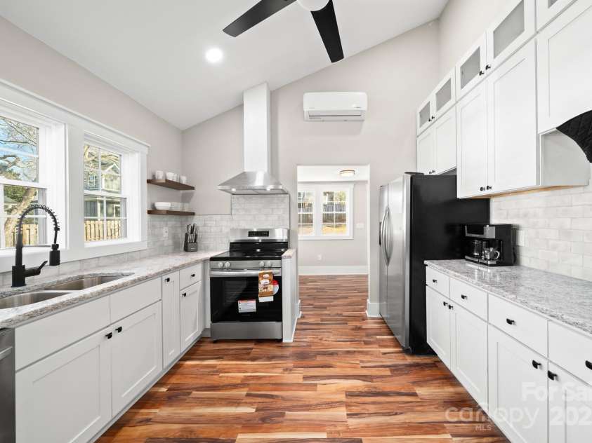 28 Kingsley Way, Asheville, NC 28803.  MLS# CAR4166970, YatesRealty ID 9811. 