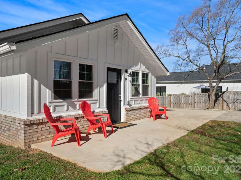 28 Kingsley Way, Asheville, NC 28803.  MLS# CAR4166970, YatesRealty ID 9811. 